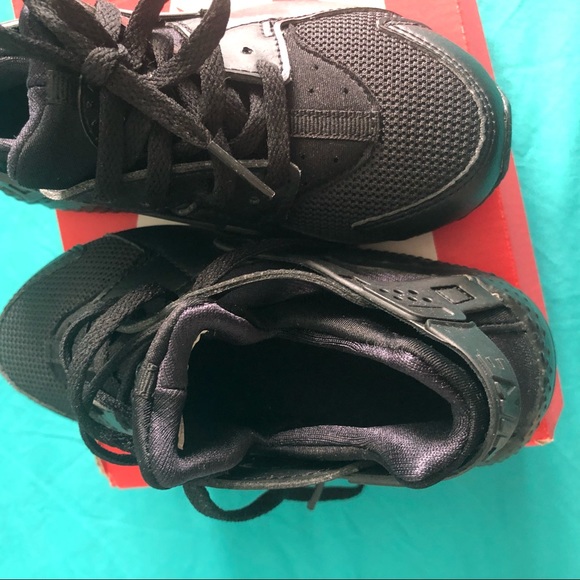 Boys - Size 11C Nike Air Huarache Triple Black Sneakers - Picture 9 of 9
